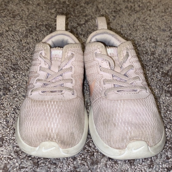 GIRLS NIKE SHOES - Picture 2 of 5